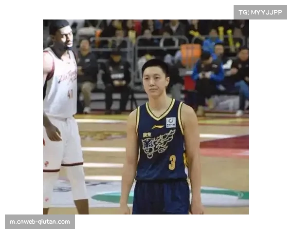 杜锋赛后拥抱安慰胡明轩 更衣室心理建设成关注焦点